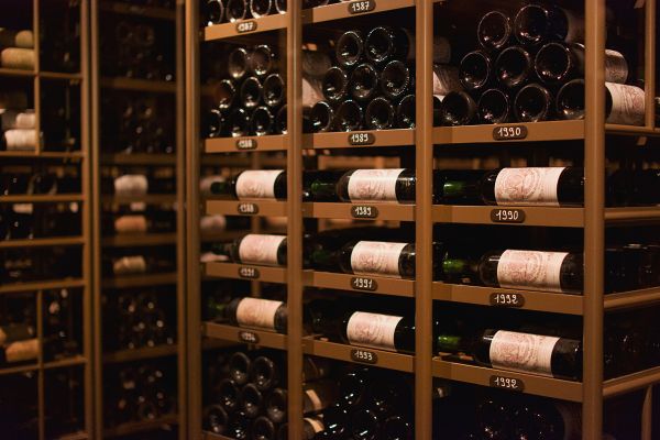 Le vin du monde arrive chez les particuliers par des circuits qu'on ne soupçonne pas